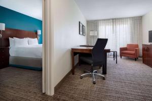 a hotel room with a desk and a bed at Sonesta ES Suites Dallas Medical Market Center in Dallas