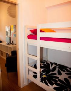 Dormitorio con litera y almohadas coloridas en Acoteias Studio by be@home, en Albufeira
