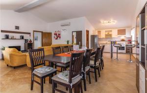 ein Esszimmer und ein Wohnzimmer mit einem Tisch und Stühlen in der Unterkunft Amazing Home In Krnica With Wifi in Krnica