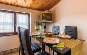 TV a/nebo společenská místnost v ubytování One-Bedroom Apartment In Pula