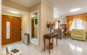 un salon avec une table avec un vase de fleurs dans l'établissement Three-Bedroom Apartment In Vodnjan, à Mednjan