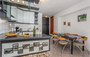 Beautiful Apartment In Vrbnik With Kitchen tesisinde mutfak veya mini mutfak