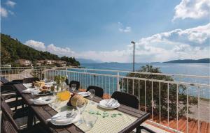 クチフェにあるStunning Home In Kuciste With Saunaの水辺の景色を望むバルコニーのテーブル