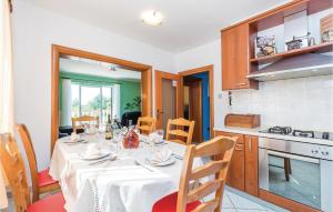 Reštaurácia alebo iné gastronomické zariadenie v ubytovaní 4 Bedroom Stunning Home In Viskovo