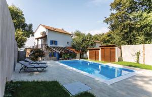 Bazén v ubytovaní 4 Bedroom Beautiful Home In Omisalj alebo v jeho blízkosti