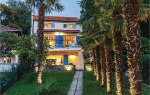 Vonkajšia záhrada v ubytovaní 4 Bedroom Beautiful Home In Omisalj