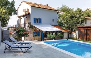 Bazén v ubytovaní 4 Bedroom Beautiful Home In Omisalj alebo v jeho blízkosti