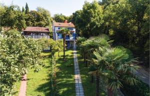 Vonkajšia záhrada v ubytovaní 4 Bedroom Beautiful Home In Omisalj