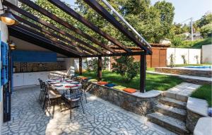 Vonkajšia záhrada v ubytovaní 4 Bedroom Beautiful Home In Omisalj