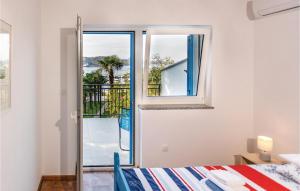 Posteľ alebo postele v izbe v ubytovaní 4 Bedroom Beautiful Home In Omisalj