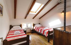 Posteľ alebo postele v izbe v ubytovaní 4 Bedroom Beautiful Home In Omisalj