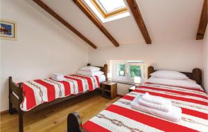 Posteľ alebo postele v izbe v ubytovaní 4 Bedroom Beautiful Home In Omisalj