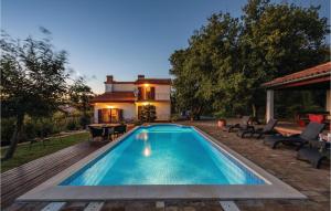 Zdjęcie z galerii obiektu Beautiful Home In Kapelica With 4 Bedrooms, Wifi And Outdoor Swimming Pool w mieście Raša