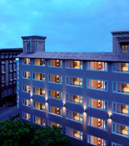 Un edificio con luces en el costado. en Hotel Suba Palace Near Gateway of India, en Bombay
