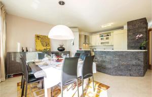 Kuchyň nebo kuchyňský kout v ubytování Gorgeous Home In Rijeka With Kitchen