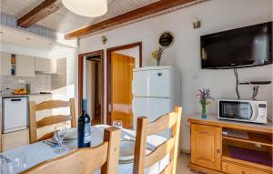 Kuchyň nebo kuchyňský kout v ubytování 2 Bedroom Nice Apartment In Stara Baska