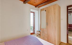 Postel nebo postele na pokoji v ubytování 2 Bedroom Nice Apartment In Stara Baska