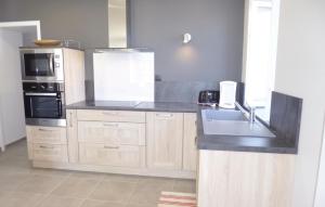 Køkken eller tekøkken på Nice Home In Saint-Marcouf With Kitchen