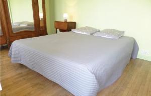 En eller flere senge i et værelse på Nice Home In Saint-Marcouf With Kitchen