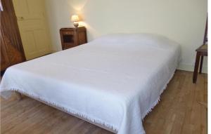 En eller flere senge i et værelse på Nice Home In Saint-Marcouf With Kitchen + 11 billeder