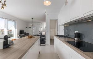 Kuchyň nebo kuchyňský kout v ubytování Awesome Home In Crikvenica With Wifi