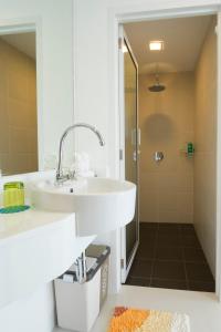 Koupelna v ubytování Modern Thai Suites