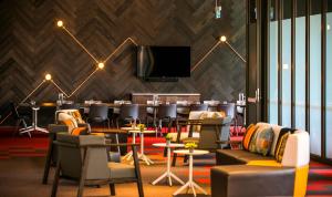 Posezení v ubytování Holiday Inn Express Melbourne Little Collins by IHG