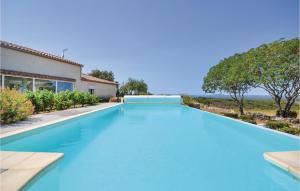 Swimmingpoolen hos eller tæt på 5 Bedroom Gorgeous Home In Poulx + 31 billeder