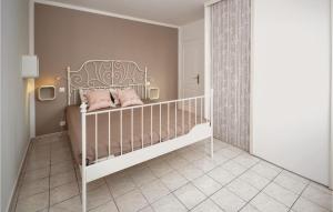 En eller flere senge i et værelse på 5 Bedroom Gorgeous Home In Poulx