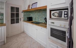 Køkken eller tekøkken på 5 Bedroom Gorgeous Home In Poulx