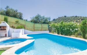una piscina en el patio trasero de una casa en Stunning Home In Rute, en Zambra