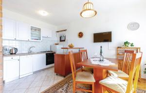 Kjøkken eller kjøkkenkrok på Stunning Apartment In Novi Vinodolski With Wifi