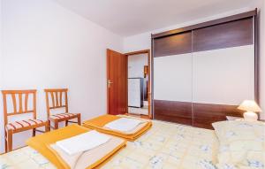 En eller flere senger på et rom på Stunning Apartment In Novi Vinodolski With Wifi