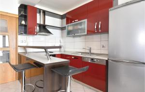 Kuchyň nebo kuchyňský kout v ubytování Beautiful Apartment In Podstrana With Wifi