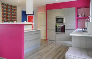 Η κουζίνα ή μικρή κουζίνα στο 3 Bedroom Cozy Home In Quettreville-sur-sien,
