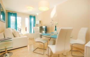 マニルバにあるAwesome Apartment In Manilva With House Sea Viewのリビングルーム(テーブル、白い椅子付)