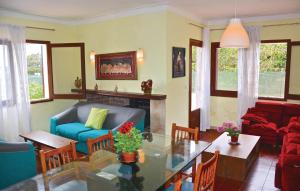 sala de estar con sofá azul y mesa en Nice Home In Porto Cristo With House A Mountain View, en Porto Cristo