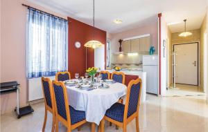 Restaurace v ubytování Gorgeous Apartment In Rijeka With Kitchen