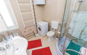 Kúpeľňa v ubytovaní 1 Bedroom Lovely Apartment In Rijeka