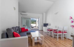 un soggiorno con divano e tavolo di Amazing Apartment In Novi Vinodolski With Wifi a Novi Vinodolski