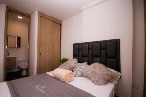 Ένα ή περισσότερα κρεβάτια σε δωμάτιο στο Aptos Plaza Principal, con y sin Vista al Embalse, frente Autobús, a 8 minutos de la Piedra del Peñol, TODO CERCA!!!