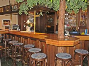 un bar con taburetes de madera en un restaurante en Hotel Roseneck en Hagenow