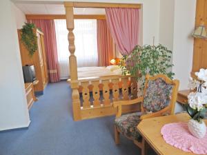 ein Wohnzimmer mit einem Bett und einem Tisch sowie ein Esszimmer in der Unterkunft Hotel Roseneck in Hagenow
