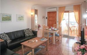 - un salon avec un canapé et une table dans l'établissement Lovely Apartment In Gran Alacant With Kitchen, à Santa Pola