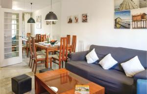 マルベーリャにあるStunning Apartment In Marbella With 3 Bedrooms, Wifi And Outdoor Swimming Poolのリビングルーム(青いソファ、テーブル付)