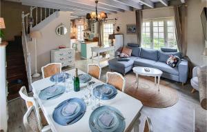 un soggiorno con tavolo e divano di 2 Bedroom Beautiful Home In Pleuven a Pleuven