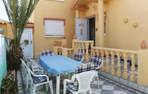 トレビエハにあるAmazing Home In Torrevieja With 3 Bedrooms, Wifi And Outdoor Swimming Poolのパティオ(テーブル、椅子付)