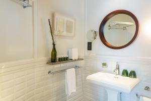 A bathroom at Ann Siang House, The Unlimited Collection by Oakwood