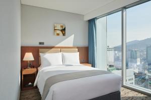 Giường trong phòng chung tại Stanford Hotel Myeongdong
