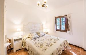 um quarto branco com uma cama e uma janela em 6 Bedroom Gorgeous Home In Riudoms em Riudoms